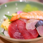 赤坂 すし 秀 - ミニ丼+握り5貫 1080円 の海鮮丼