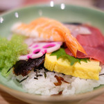 赤坂 すし 秀 - ミニ丼+握り5貫 1080円 の海鮮丼