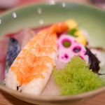 赤坂 すし 秀 - ミニ丼+握り5貫 1080円 の海鮮丼