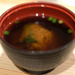 赤坂 すし 秀 - ミニ丼+握り5貫 1080円 の味噌汁