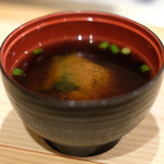 赤坂 すし 秀 - ミニ丼+握り5貫 1080円 の味噌汁