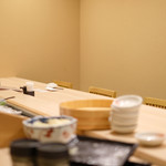 赤坂 すし 秀 - 店内のカウンター席の風景です