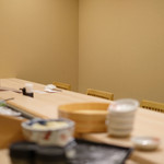 赤坂 すし 秀 - 店内のカウンター席の風景です