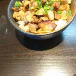 麺処 びぎ屋 - 本日の日替わり丼（ピリカラバラチャーシュー丼）200円