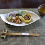 かたつむり - 前菜盛り合わせ(猪、鹿の膵臓、アジメドジョウの男女各１尾、熊のだしで炊かれた大根、梨など)