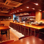 創菜酒膳 肴蔵 - 1F テーブル・カウンター　時を遊ぶ大人達のくつろぎの場｡それを時遊(自由)空間なんてコトバで表現したような場所です｡オープンキッチンならではのライブ感をお楽しみ下さい。