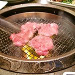 銀座苑 - ちょい厚めの牛タン。個人的にうす～いのが好きだけど。