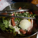 個室佐賀牛 牛笑 - 厚切りベーコンと温玉のシーザーサラダ