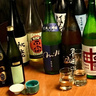日本酒は常時50種以上、0.6合から。少量ずつ楽しめます