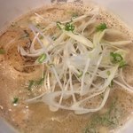 ラーメン海鳴 - 魚介とんこつラーメン (赤 一杯 頂きましたーー)
            実際行くと あの愛想の良い覇気のある店主は居ない
            挨拶意識のない 覇気のないのが数だけは居た