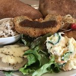 カメイノ食堂 - サンドイッチプレート  自家製ベーコンコッペサンドとチャバタのナスサンド お惣菜側