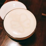 Irish Pub Stasiun - ギネスの泡のクローバー？