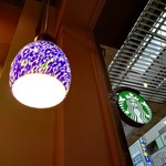 スターバックス・コーヒー - 店内の灯りです。(2018年6月)
