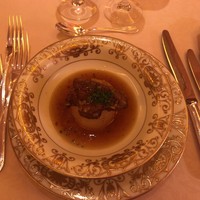 クイーン・アリス 横浜店 - こちらの人気メニュー。フォアグラのソテー大根添え。