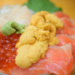 北のどんぶり屋 滝波食堂 - 4品＆酢飯小サイズ（いくら・生雲丹・活帆立・サーモン）@2,300円＋税：雲丹に寄ってみます