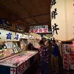 北のどんぶり屋 滝波食堂 - 食堂の前では、生鮮物も売っている