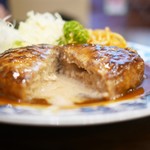 重亭 - ハンバーグステーキ断面からは肉汁がジュワっと