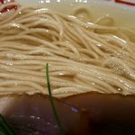 晴耕雨読 - 「炭火香る塩中華そば」の麺と透き通る清湯スープ(2018 6/17の日替りメニュー)