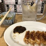 肉汁餃子と190円レモンサワー 難波のしんちゃん - 