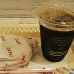 Kentakki- Furaido Chikin - アイスコーヒー、ビスケット