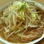 ラーメン二郎 - 訪問2回目は学習効果を発揮して小ラーメン650円の麺少なめ（もち硬め）オーダー。スープは完飲できないもののボリューム的にはベストかな!?