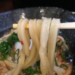 讃岐屋 - 冷やし坦々うどん 麺リフト