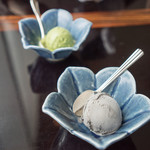 なだ万 - デザートはあとバニラアイスがあった。抹茶とゴマをチョイス