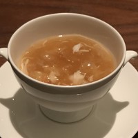 カントニーズ 燕 - フカヒレ、蟹肉、キヌガサダケ入り上湯とろみスープ 卵豆腐とともに