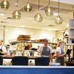 Senia  - 奥にシェフズカウンターと厨房