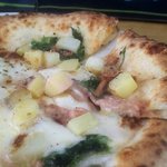 真鶴ピザ食堂KENNY - 新じゃがいもと青貫水産さんの塩辛のピザ部分のアップ（2018.5）