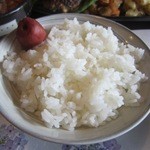 かやこも - お米は地元の岩田さんの作った掛け干し米を使用、また添えられた梅干しが手作りの味を引き出すナイスアシストをしてます。 