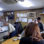 Okaseimen Sho - 店内の風景です。 入口方面から奥を撮っています。 左手にカウンター席があります。 その中が厨房になっています。