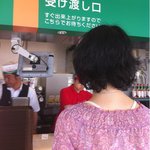 サイゼリヤ エクスプレス - 券売機の隣にある受取口で商品を受け取る。