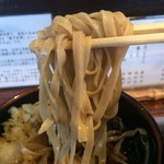 忍者そば 五ヱ門 - 「地そば」麺リフト。麺幅は 5mm 程度、麺帯厚（麺の高さ）は　1.5mm 程度と平麺仕様であるのが、『忍者そば 五ヱ門 本店』の「地そば」の最大の特徴であろうか。