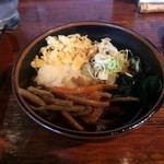 忍者そば 五ヱ門 - 「麺汁」に関しても、食べ放題なので、蕎麦一盛り毎に一杯、毎回、麺汁を入れ替えてみた。その度、薬味の「わかめ」「大根おろし」「ネギ」「揚げ玉」「きんぴらごぼう」を大量に投入した。