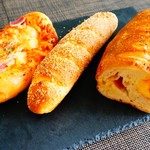 Johan - 左：ジャガイモとベーコンのパン、中：スパイシーカレーパン、右；スパイシーフランスパンスパイシーフランスパン