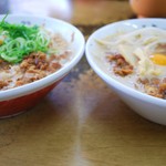 王者-23 - 左:中華蕎麦    右:特製蕎麦     丼の色で判断です