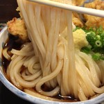 たけうちうどん店 - 伸びが自慢のたけうちうどんの麺アップ