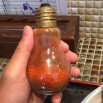 たけうちうどん店 - ユニークな電球型の一味入れ 