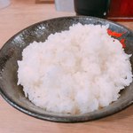 伝説のすた丼屋 - ♦︎替飯 110円(税込み)
よくある定食やさんの並盛りの量でしっかりと温かい白米です。