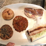 泉北堂 - (左上から)ﾒｰﾌﾟﾙﾒﾛﾝﾊﾟﾝ､ﾊﾑとﾁｰｽﾞのｶｽｸｰﾄ､胡麻とさつまいものﾌﾞﾚｯｻﾝ､ねぎﾊﾟﾝ､ｶﾂｻﾝﾄﾞ