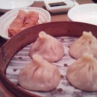 天厨菜館 新宿高島屋タイムズスクエア店 - 奥に春巻き、手前に小籠包