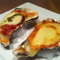 BELON 渋谷店 - 牡蠣のグラタン ロックフェラー（右）/トマトとモッツァレラチーズのオーブン焼き（左）1P各380円