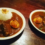 ゆうじ屋 - 右側  野菜のカレー￥900,ゆで玉子トッピング￥50,ご飯大盛り￥0、左側 ミックスカレー￥1200