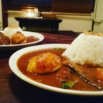 Yuujiya - 野菜のカレー￥900,ゆで玉子トッピング￥50,ご飯大盛り￥0 奥ミックスカレー￥1200