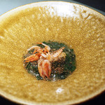 エクアトゥール - アイナメのフリットとオマール海老をソテーしたもの、上にはサクラエビと山椒を効かせたモロヘイヤのソース