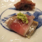 三谷 - 炙った鰯を塩〆した中トロで巻く