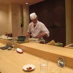 三谷 - 見る人を惹きつける所作