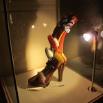 三谷 - ベネチアンガラスでできた靴と寿司