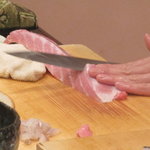 三谷 - 筋は使わないので、外して捌きます！美味いはずです・・・